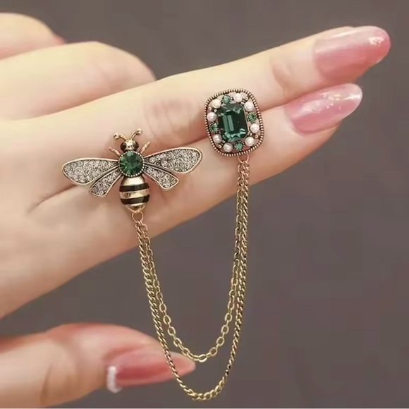 Elegant Gold and Green Bee Brooch - Picture 3 of 4